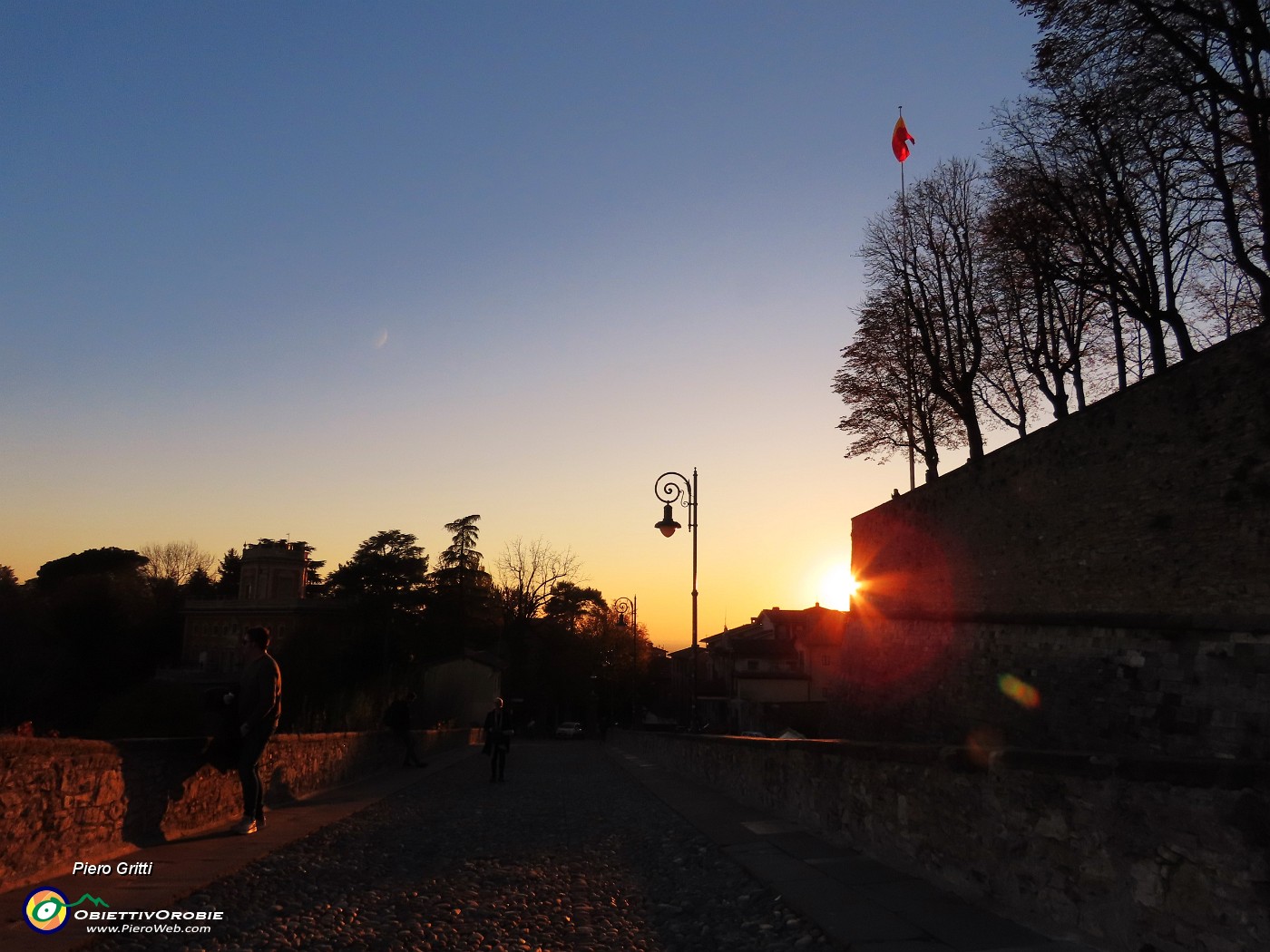 71 Il sole tramonta sulle Mura Venete.JPG